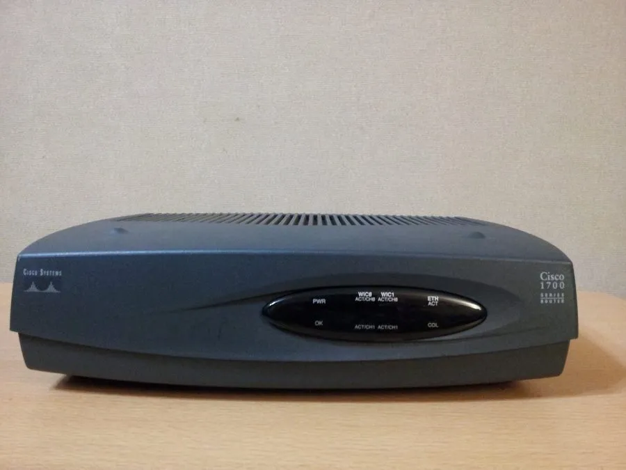 Маршрутизатор Cisco 1720 1-Port 10/100 Wired Network Router + WIC 1B S/T + WIC 2