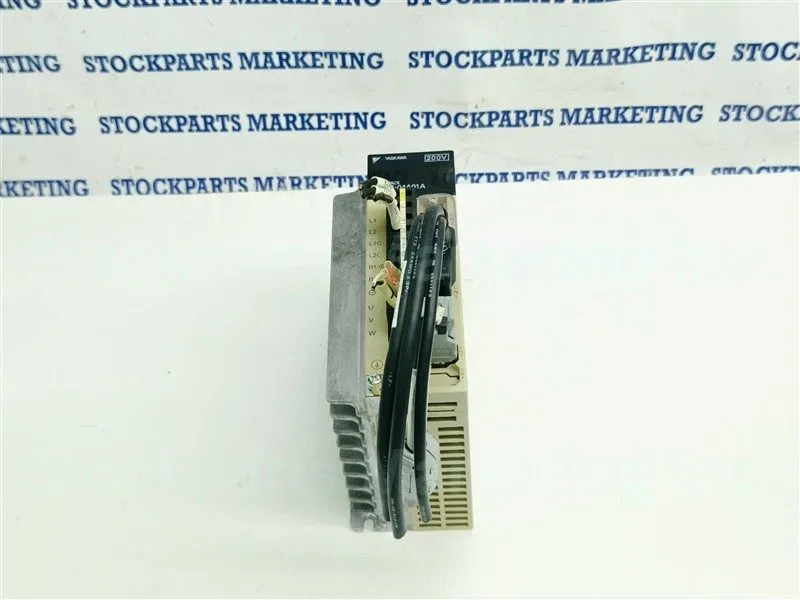Сервопривод YASKAWA SGDS-04A01A SERVOPACK DRIVE 3PH 0-230V 0-300Hz 2.8A 400W