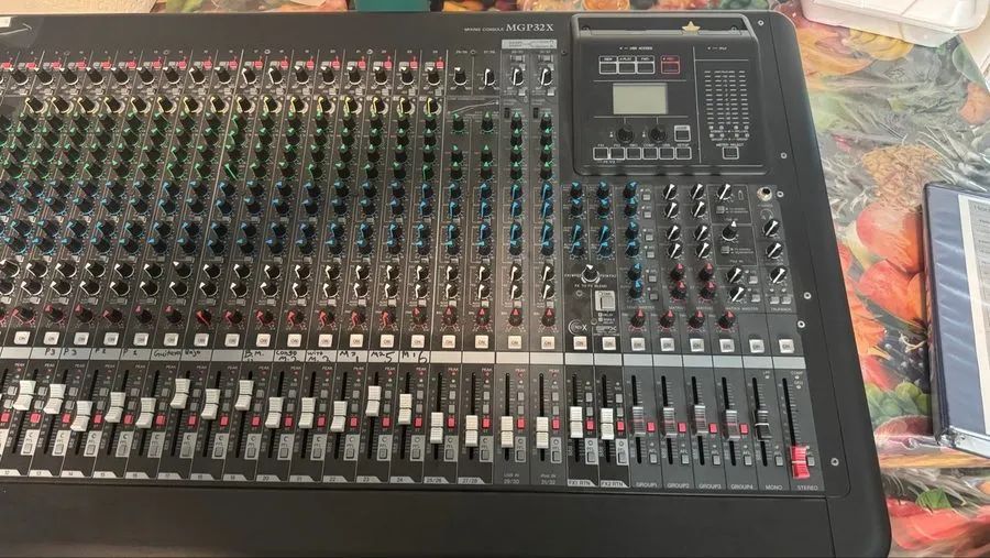 Микшерный пульт Yamaha MGP32X 32-Channel Mixing Console, 24 Mic Inputs, Phantom, — фото лота 2