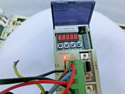 Сервопривод Yaskawa 100W Servopack SGDS-01A01A AC Servo Drive