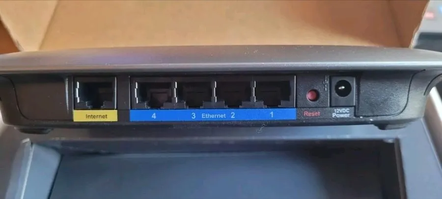 Маршрутизатор Cisco Linksys E2000 Wireless N Router 300 Mbps 4-Port Gigabit