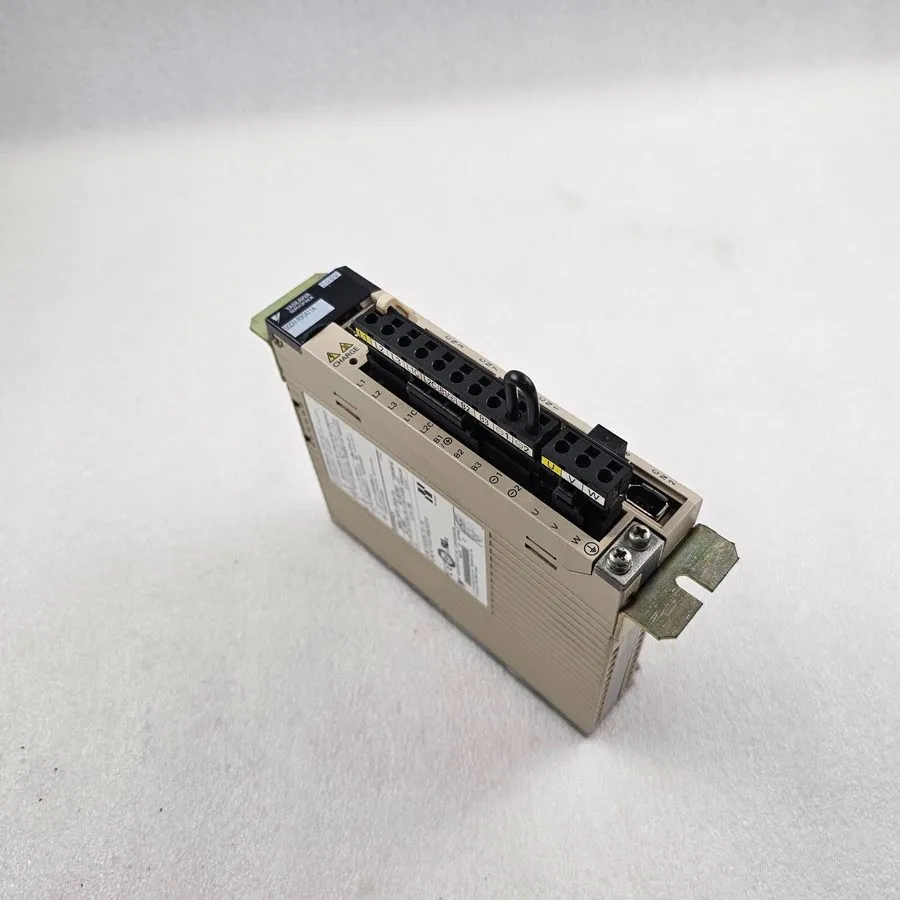 Сервопривод YASKAWA SERVOPACK SGDV-R90A11A