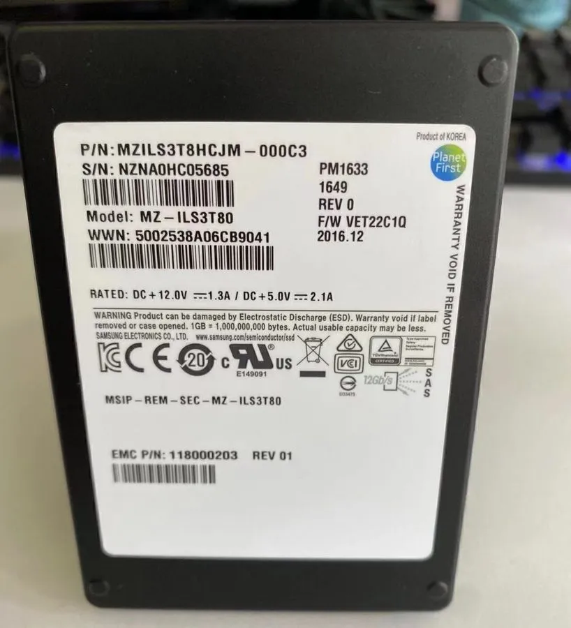 SSD-накопитель Samsung PM1633 3.84TB SSD SAS Solid State Drive MZILS3T8HCJM-000C