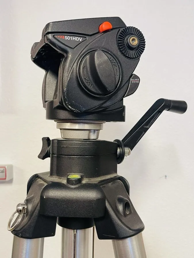 Оборудование видеонаблюдения Manfrotto 501HDV Fluid Head W/ Manfrotto 3068 Tripo