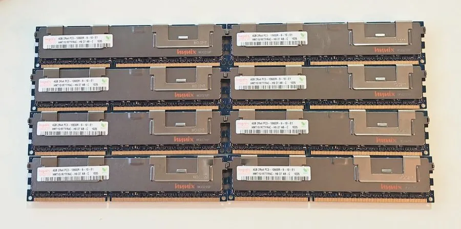 Модуль памяти Hynix 4GB PC3-10600R 1333MHz DDR3 ECC Server RAM HMT151R7TFR4C-H9  — фото лота 1