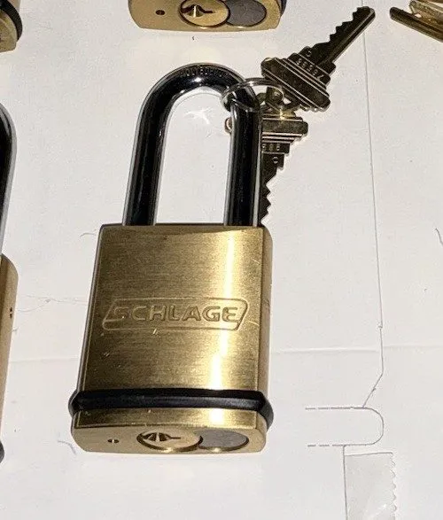 Такелажная скоба 3 Schlage Commercial KS43F2300 Brass Padlock 2" Shackle "C" Key