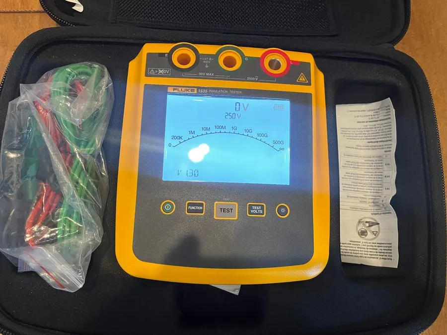 Тестер Fluke 1535 Megohmmeter/Insulation Resistance Tester kit, 2500V/500 GΩ