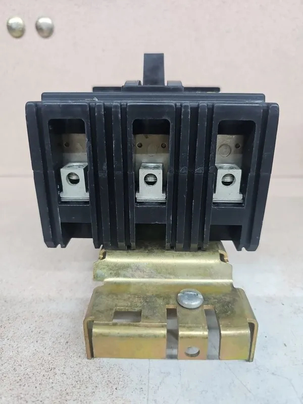 Автоматический выключатель SQUARE D FA36015 FA I-LINE 3 POLE 15 AMP 480v GREY LA
