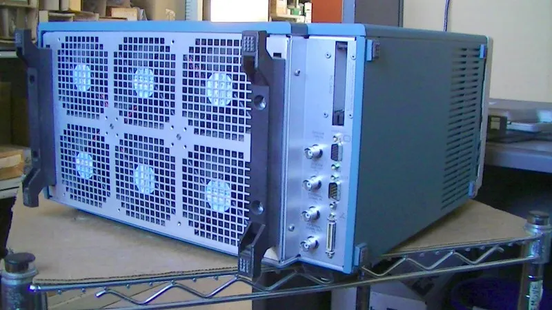 Логический анализатор Tektronix TLA714 Logic Analyzer Color Portable Mainframe