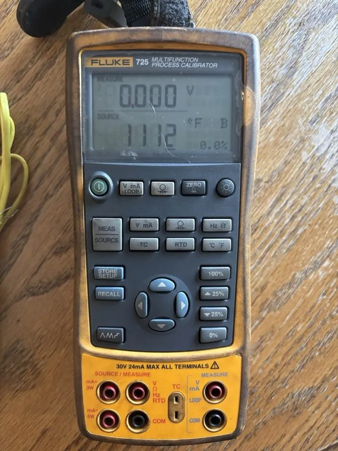 Калибратор FLUKE 725 US 664133 MULTIFUNCTION PROCESS CALIBRATOR — фото лота 1