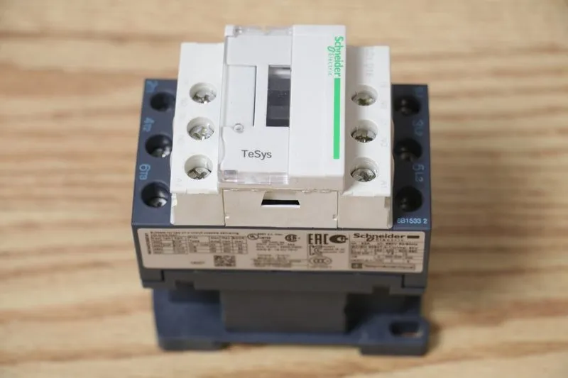 Контактор Schneider Electric TeSys Control IEC Contactor LC1D18B7 24V AC 18A 3-P