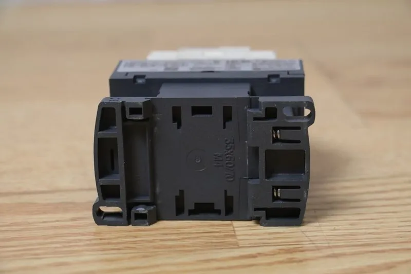 Контактор Schneider Electric TeSys Control IEC Contactor LC1D18B7 24V AC 18A 3-P — фото лота 3