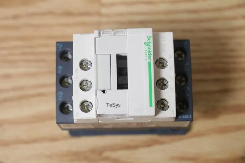 Контактор Schneider Electric TeSys Control IEC Contactor LC1D18B7 24V AC 18A 3-P — фото лота 4