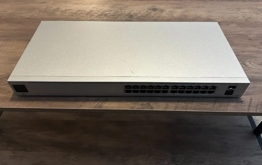 Коммутатор Ubiquiti UniFi USW-24 24-Port Gigabit Managed Switch SFP Rackmount