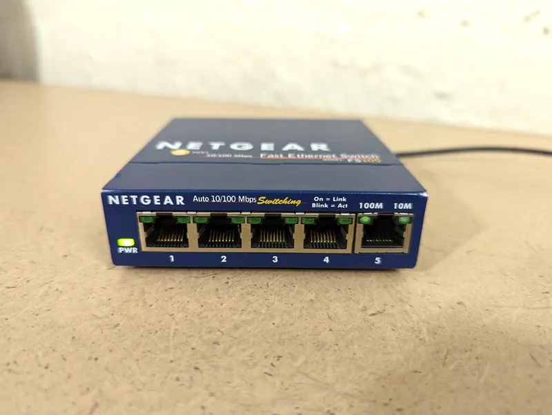 Коммутатор Netgear ProSafe FS105 V3 5-Ports External Desktop Switch Only