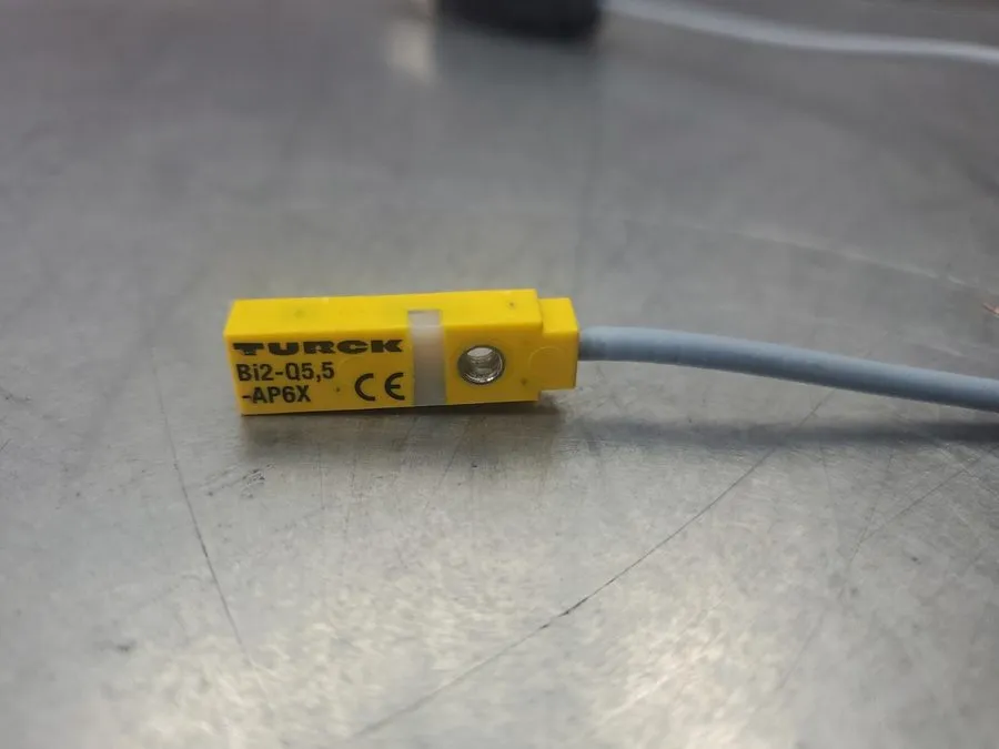 Датчик приближения Turck Bi2-Q5,5-AP6X Inductive Proximity Sensor. 5E-35/2 — фото лота 1