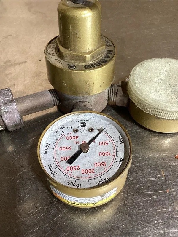 Трубопроводная арматура HARRIS MODEL 301-AR/CD60 COMPRESSED GAS REGULATOR W/ GAU
