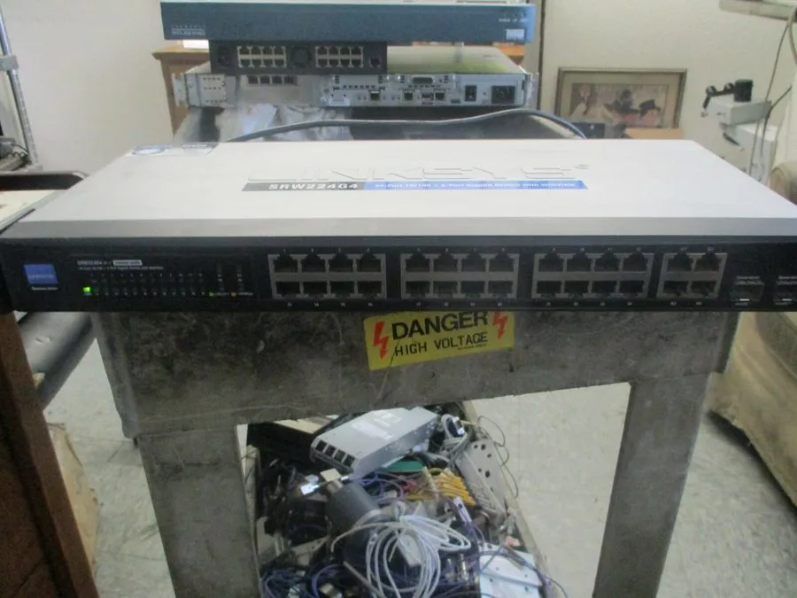 Коммутатор Cisco Linksys SRW224G4 24-Port 10/100 + 4-Port PoE SFP Managed Gigabi