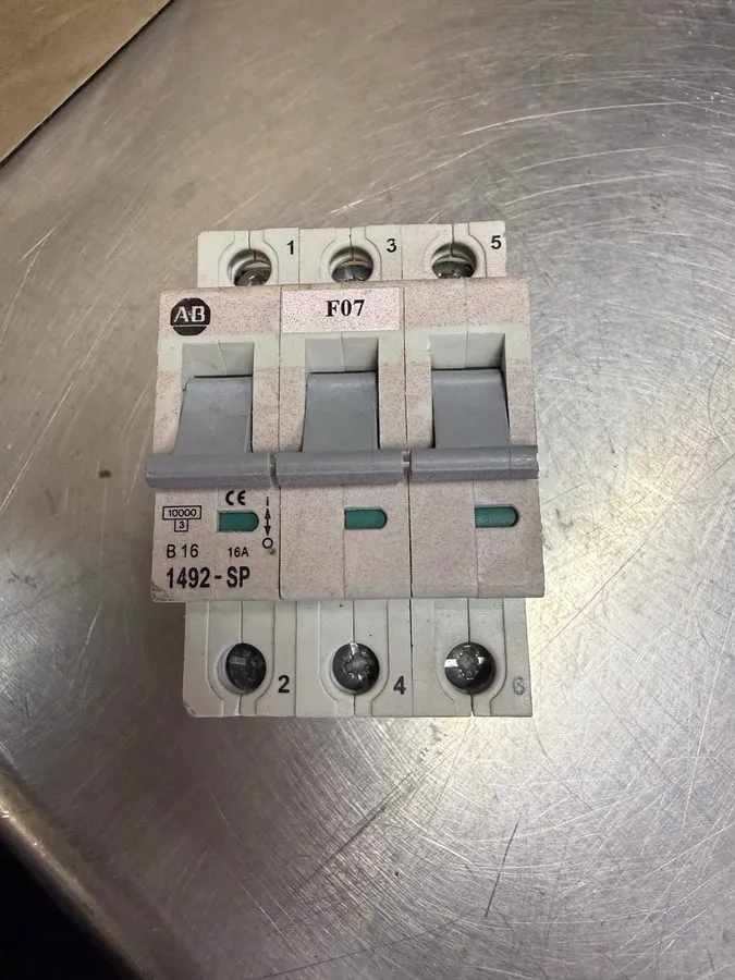 Автоматический выключатель Allen Bradley 1492-SP3B160 Circuit Breaker 480V 16 Am — фото лота 1