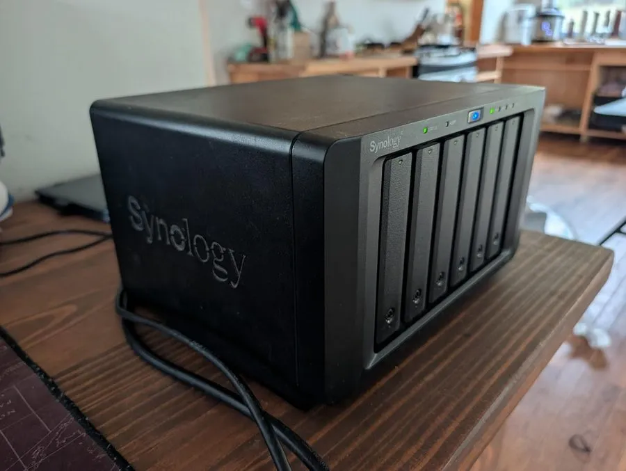 SSD-накопитель Synology DiskStation DS1525+ NAS 5-Bay 2 x NVMe Tower 8GB AMD Ryz — фото лота 1