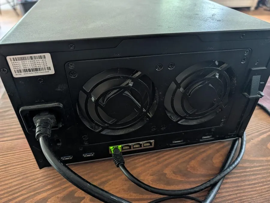 SSD-накопитель Synology DiskStation DS1525+ NAS 5-Bay 2 x NVMe Tower 8GB AMD Ryz — фото лота 2
