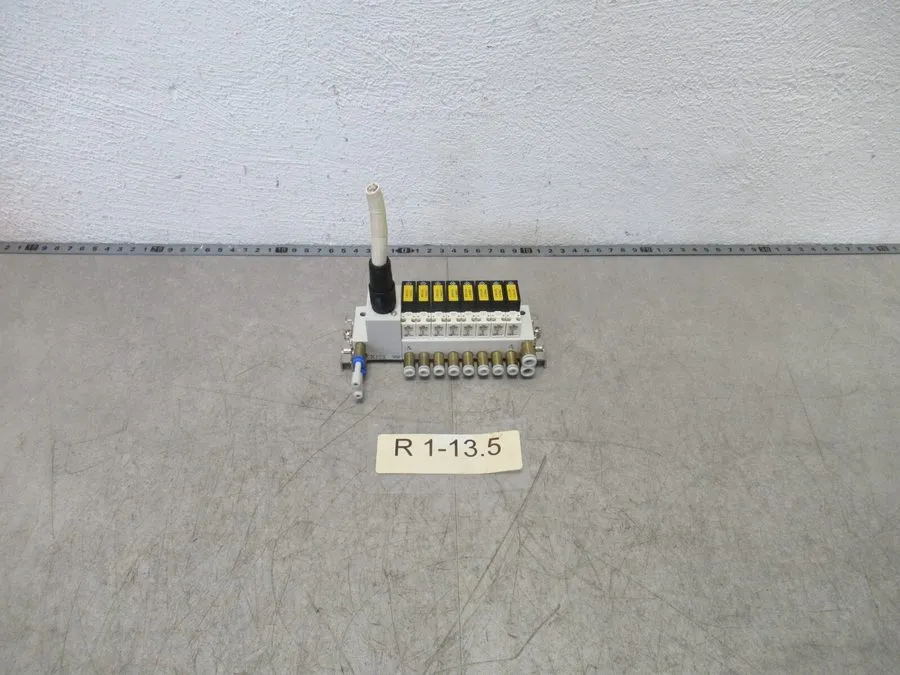 Электромагнитный клапан SMC NP Valve Block + 4x SMC VQ110-5F-Q Pneumatic Solenoi