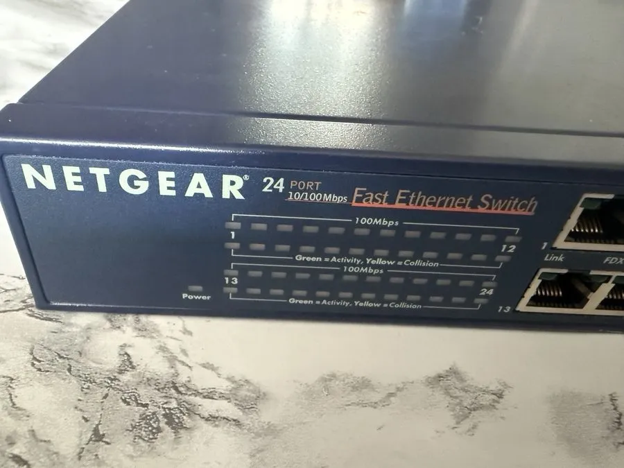 Коммутатор NetGear FS524 24-Ports 10/100 mbps Fast Ethernet Switch