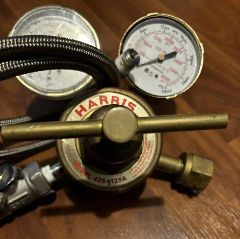 Трубопроводная арматура Harris Model 425-125A Brass Gas Regulator CF8M With Hose — фото лота 1