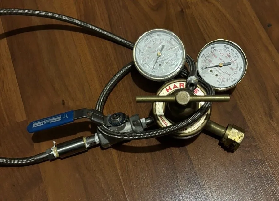 Трубопроводная арматура Harris Model 425-125A Brass Gas Regulator CF8M With Hose — фото лота 2