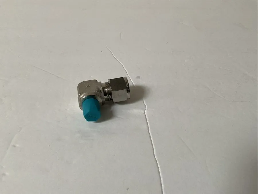 Фитинг Swagelok SS-810-2-4 Tube Fitting Male Elbow 1/2" OD x 1/4" Male NPT — фото лота 1