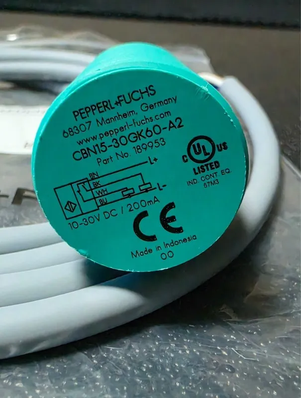 Датчик приближения PEPPERL+FUCHS CBN15-30GK60-A2 Capacitive Proximity Sensor
