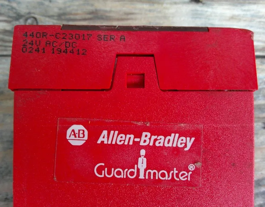 Реле безопасности Allen-Bradley 440R-C23017 Safety Relay MSR6R/T 24V AC/DC Ser B