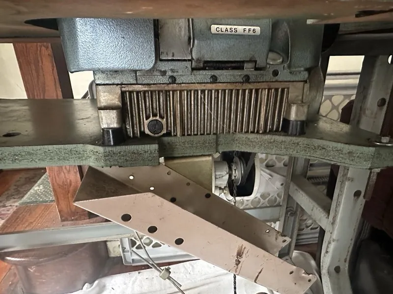 Оборудование рекламного производства Vintage Juki MO-816 5 Thread Stitch Industr