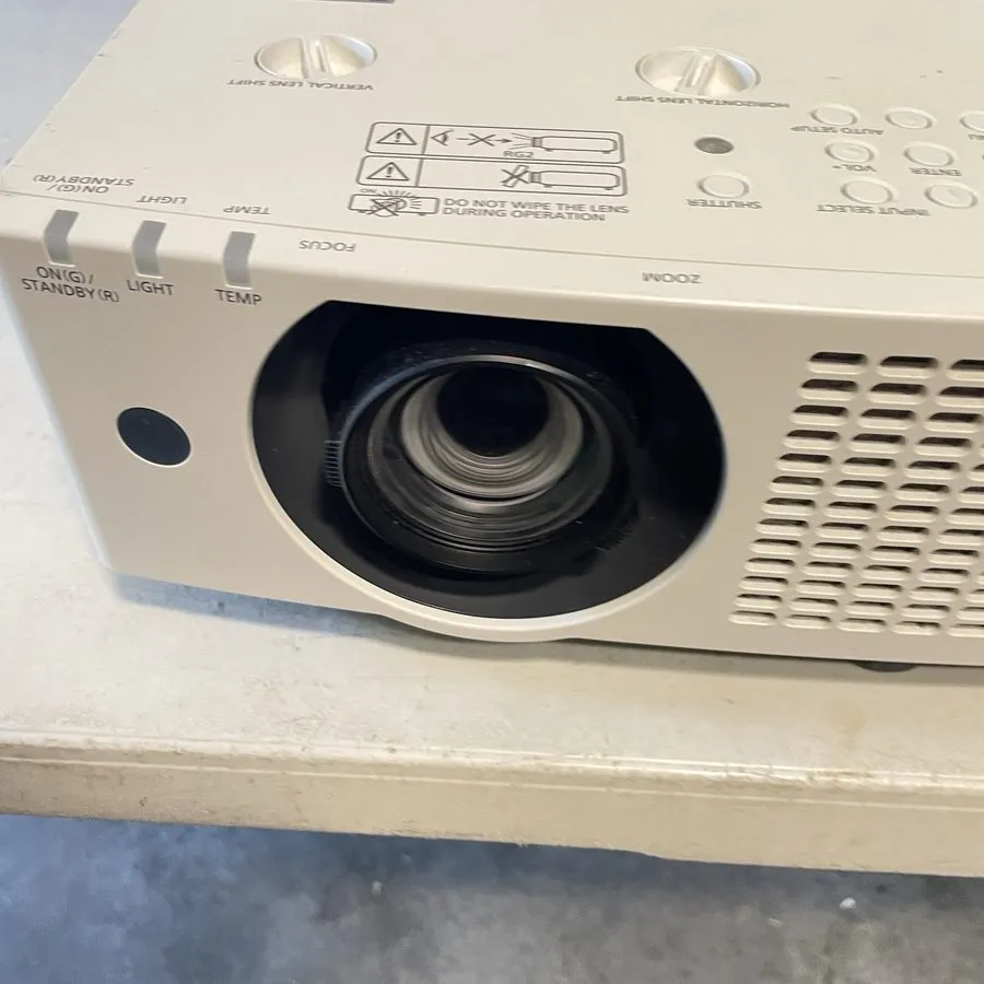 Проектор Panasonic PT-VMW50 5000 Lumen WUXGA Laser LCD Projector 8812 Hours — фото лота 1