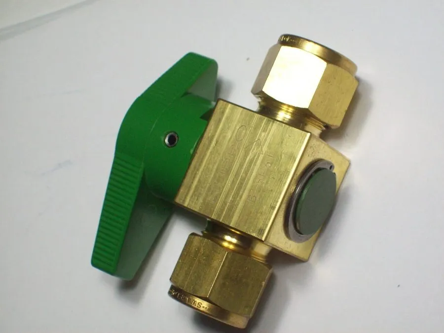 Клапан Swagelok B-8P6T Brass Quarter-Turn Instrument Plug Valve FNSP