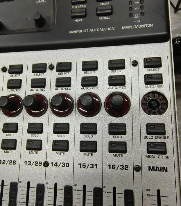 Микшерный пульт Behringer DDX3216 Fully Automated 32-Channel 16-Bus Digital Mixi