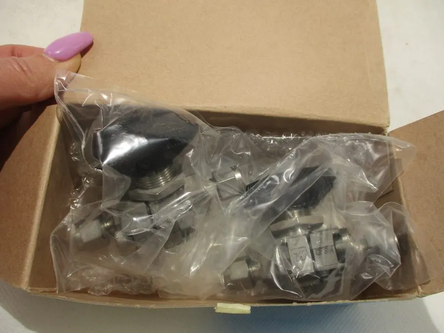 Клапан BOX OF 2 SWAGELOK SS-33VS4 STAINLESS STEEL VALVE 1/4"