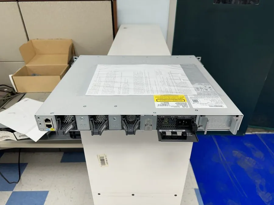 Коммутатор Cisco C9300L-48P-4X-E 48-Port PoE+ 4x 10G SFP+ Uplink Network Essenti