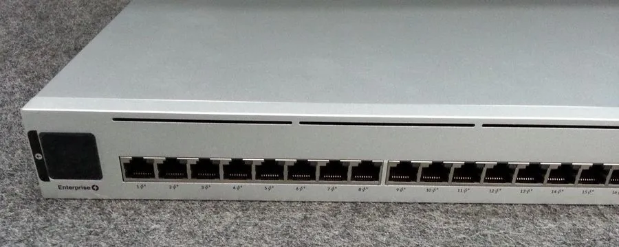 Коммутатор Ubiquiti UniFi Enterprise 24 PoE USW-Enterprise-24-PoE 24-Port 400W 2 — фото лота 1