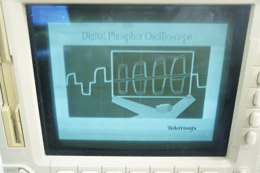 Осциллограф TEKTRONIX TDS 540D 4 CHANNEL DIGITAL PHOSPHOR OSCILLOSCOPE 500MHz 2G