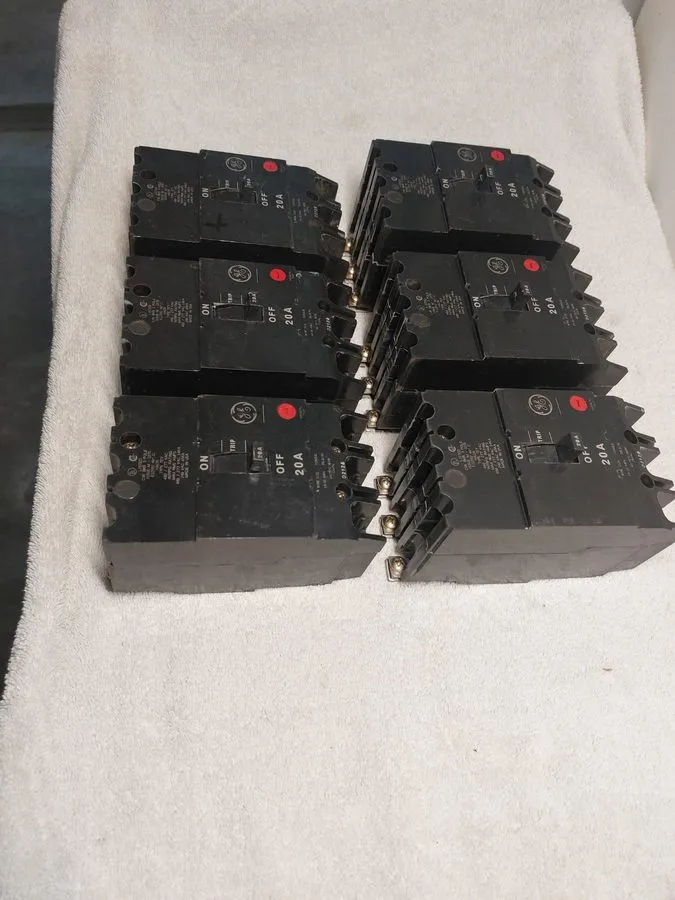 Автоматический выключатель GE TEY320 20A 3-Pole 277/480V AC Bolt-On Molded Case
