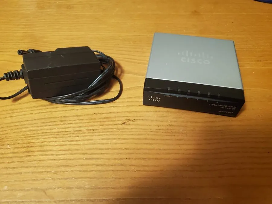 Коммутатор Cisco (SF100D-05) 5-Port 10/100 Desktop Switch with QoS