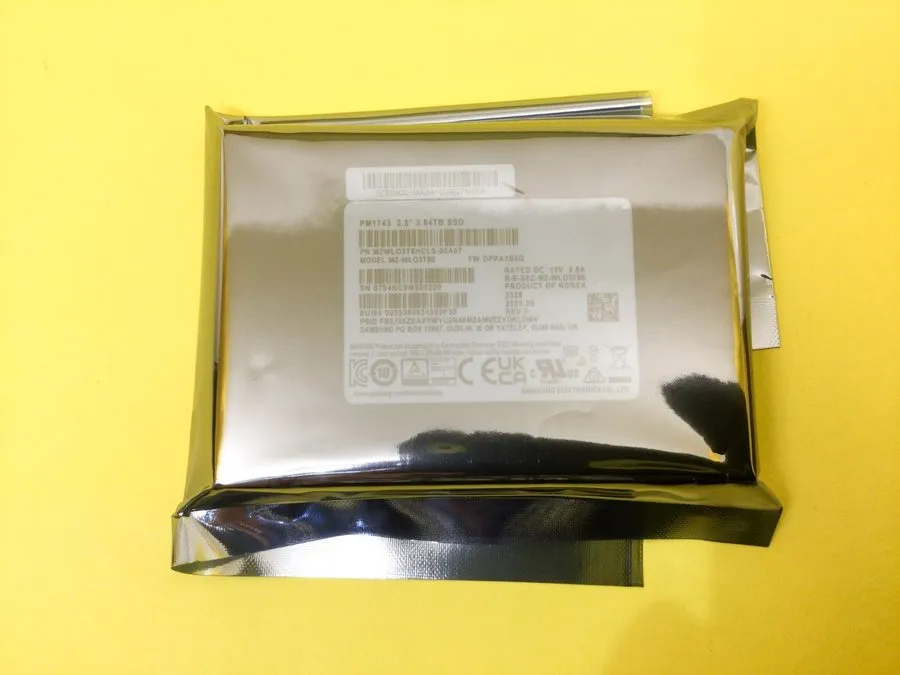 SSD-накопитель Samsung PM1743 SSD 3.84TB 2.5" PCIe 5.0 NVMe U.2 MZ-WLO3T80 MZWLO — фото лота 1