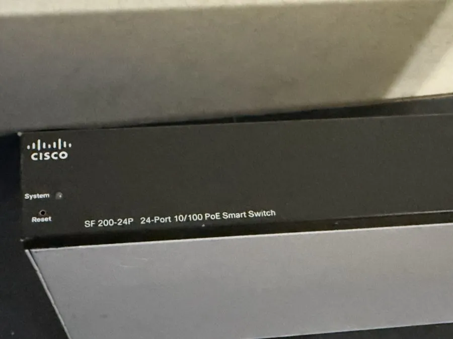 Коммутатор Cisco SF200-24P 24-Port 10/100 PoE Smart Managed Rackmount Switch