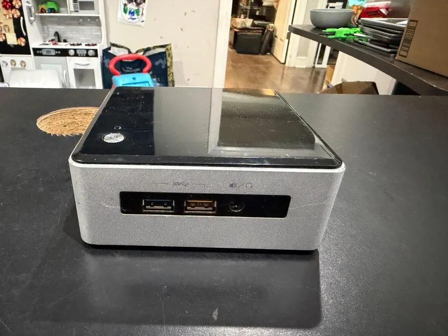 SSD-накопитель Intel NUC NUC5i5RYH Tiny PC i5-5250U 8GB RAM 500GB SSD Win 10 NO 
