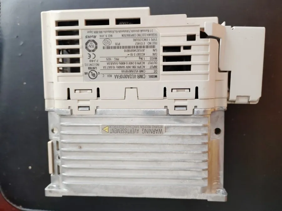 Частотный преобразователь Yaskawa CIMR-VU2A0010FAA VFD 200V 3PH 2.2kW 3HP V1000 — фото лота 1
