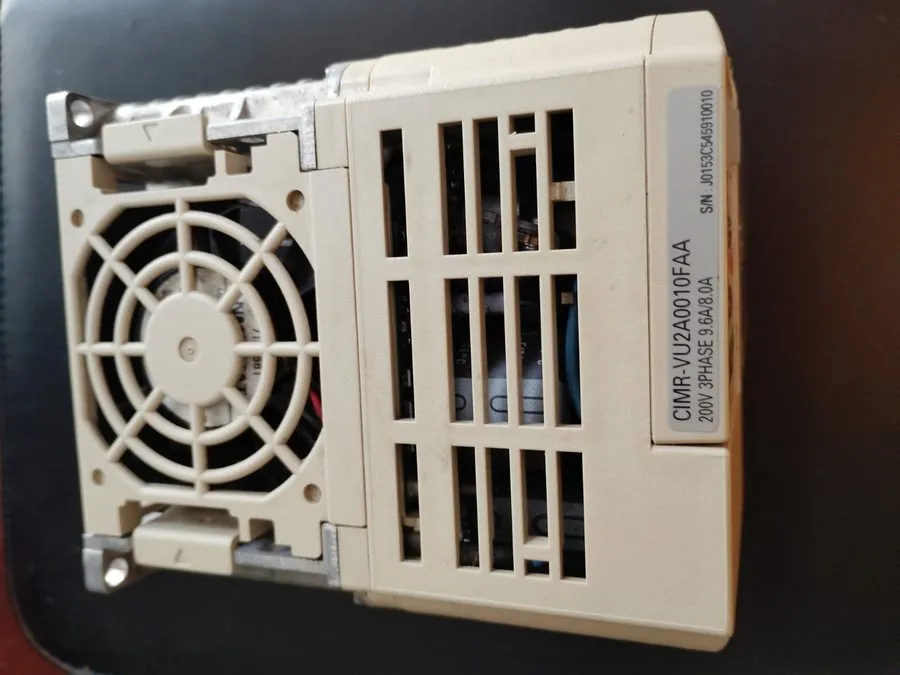 Частотный преобразователь Yaskawa CIMR-VU2A0010FAA VFD 200V 3PH 2.2kW 3HP V1000 — фото лота 2