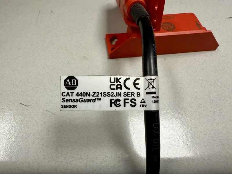 Реле безопасности Allen Bradley 440N-Z21SS2JN Guardmaster 440N Non Contact Switc — фото лота 4