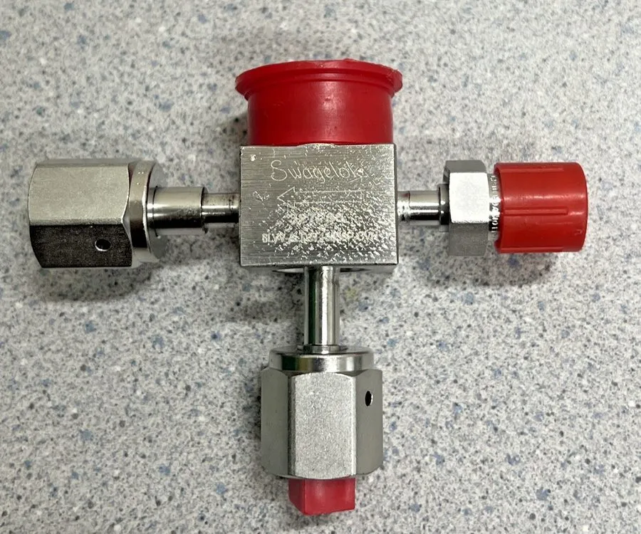 Клапан Swagelok 6LVV-ALD3713858P-CVH 3-Channel Solenoid Valve