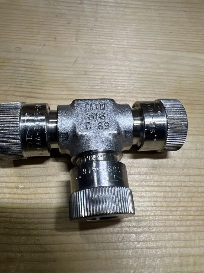 Фитинг Cajon/SWAGELOK Ultra-Torr Vacuum Fitting Union Tee 3/8", SS-6-UT-3 — фото лота 1